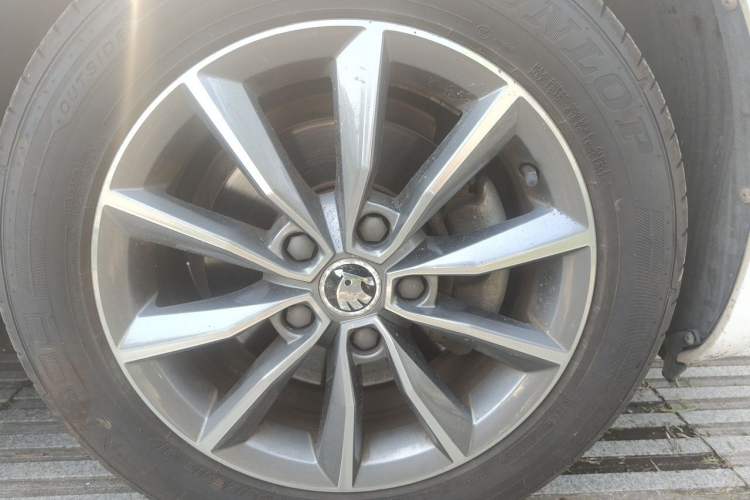Used Skoda Octavia 2017 1.6L Automatic Chuanxing Edition Right Front Wheel Hub