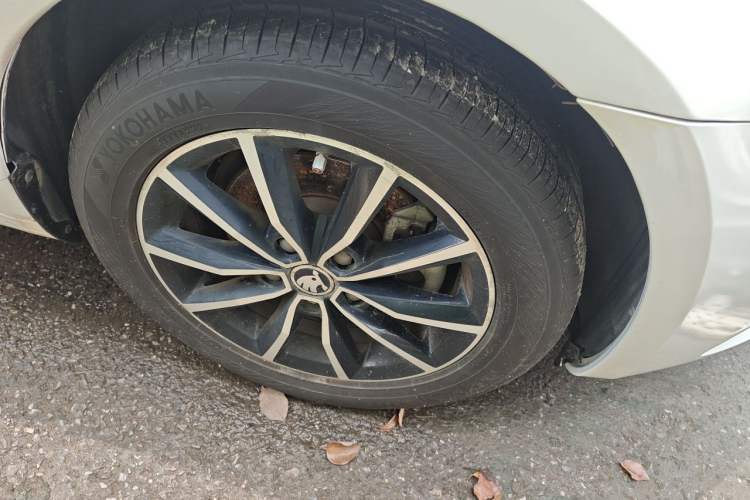 Used Skoda Octavia 2017 1.6L Manual Smart Drive Edition Right Front Wheel Hub