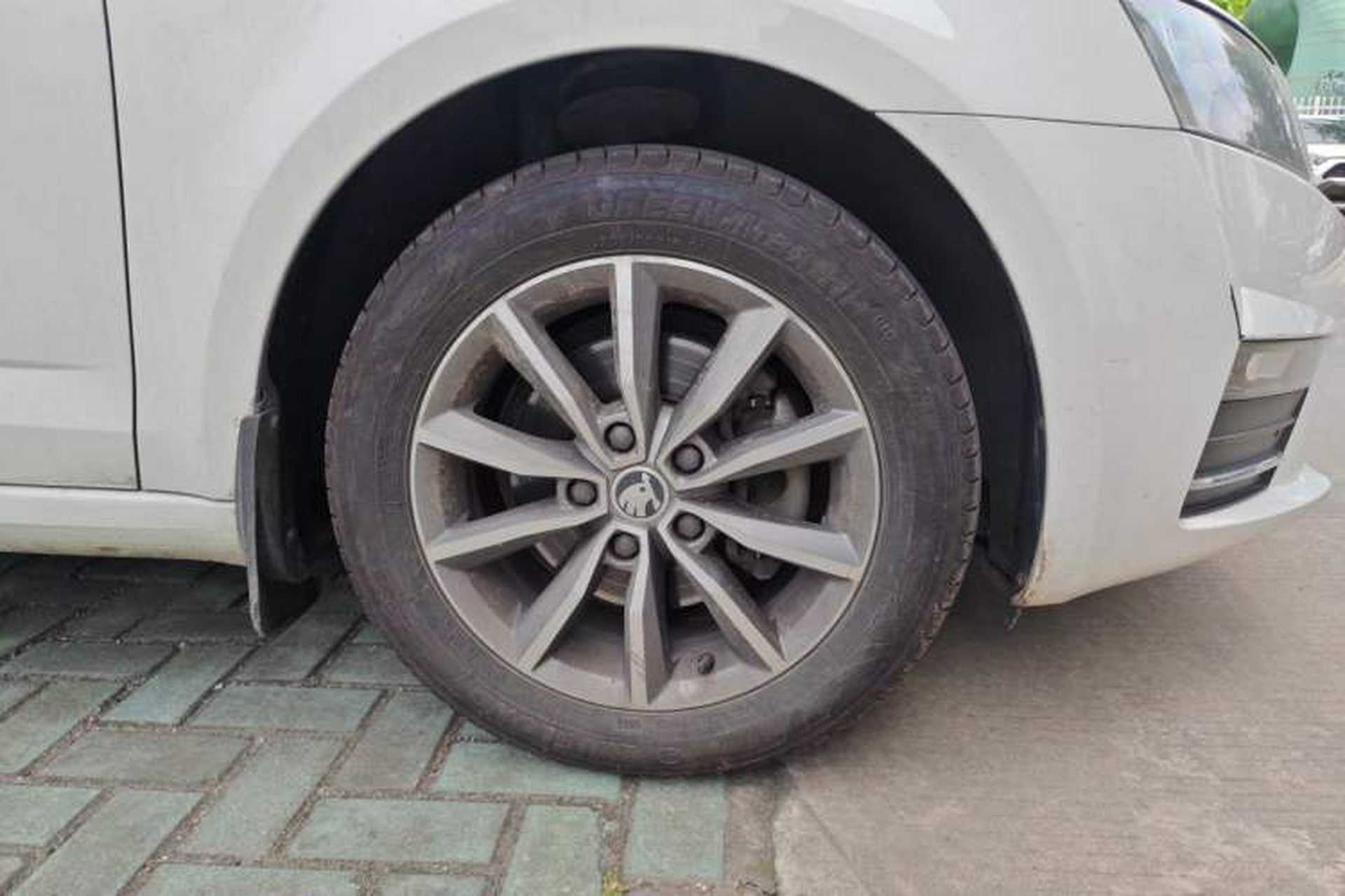 Used Skoda Octavia 2017 Classic Model 1.6L Automatic Comfort Edition Right Front Wheel Hub