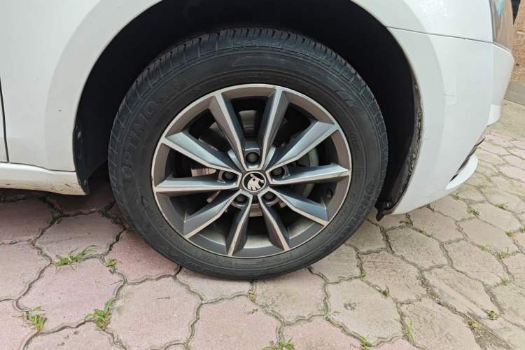 Used Skoda Octavia 2017 1.6L Automatic Chuanxing Edition Right Front Wheel Hub