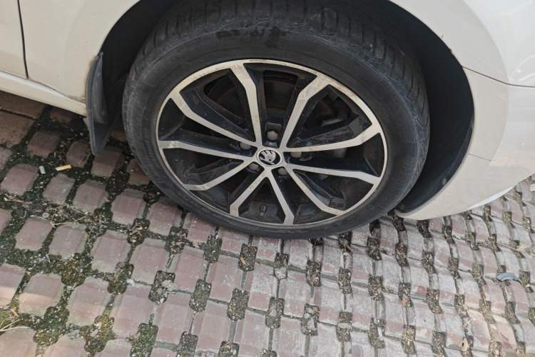 Used Skoda Octavia 2017 1.6L Automatic Smart Drive Edition Right Front Wheel Hub