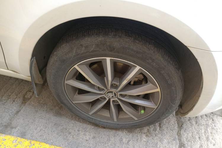 Used Skoda Octavia 2017 Classic Model 1.6L Manual Comfort Edition Right Front Wheel Hub