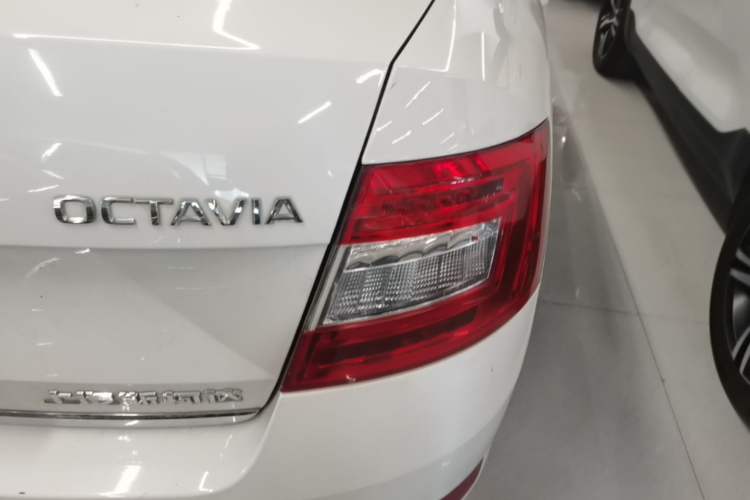 Used Skoda Octavia 2017 1.6L Automatic Smart Drive Edition Right Rear Taillight