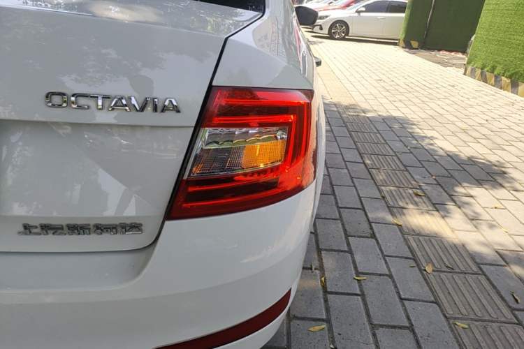 Used Skoda Octavia 2017 Classic Model 1.6L Manual Comfort Edition Right Rear Taillight