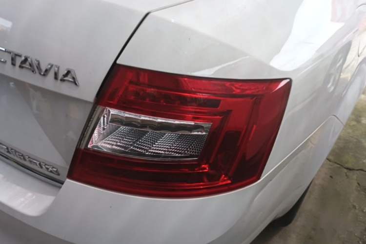 Used Skoda Octavia 2017 1.6L Automatic Smart Drive Edition Right Rear Taillight