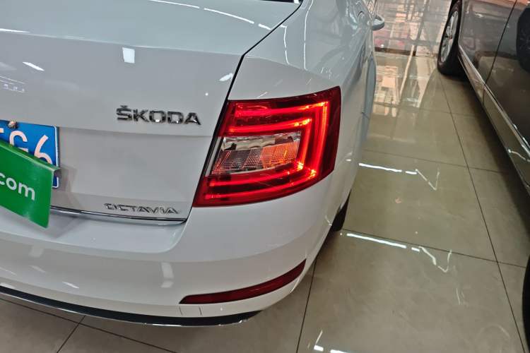 Used Skoda Octavia 2017 1.6L Automatic Smart Drive Edition Right Rear Taillight