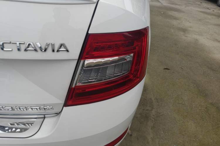 Used Skoda Octavia 2017 1.6L Automatic Smart Drive Edition Right Rear Taillight
