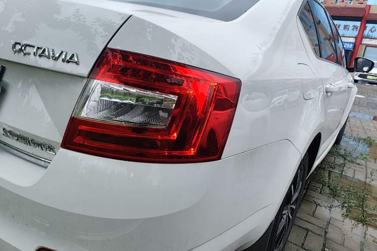 Used Skoda Octavia 2017 1.6L Automatic Smart Drive Edition Right Rear Taillight