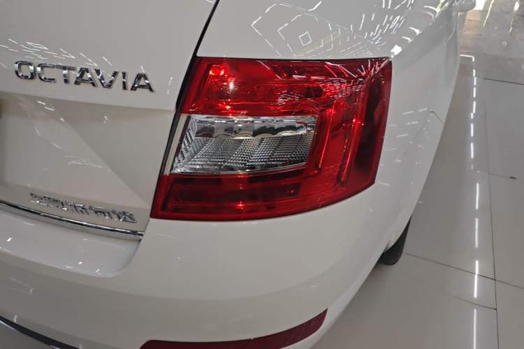 Used Skoda Octavia 2017 1.6L Automatic Smart Drive Edition Right Rear Taillight