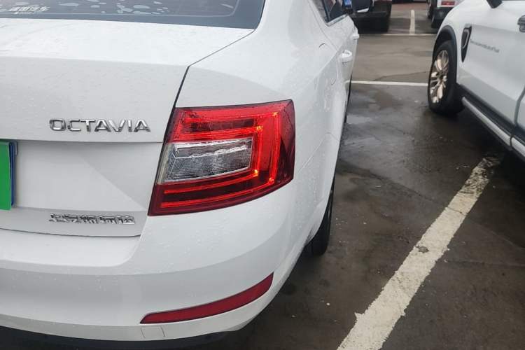 Used Skoda Octavia 2017 1.6L Automatic Chuanxing Edition Right Rear Taillight