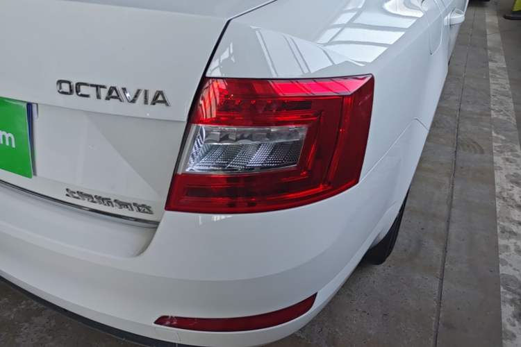 Used Skoda Octavia 2017 TSI280 DSG Smart Drive Edition Right Rear Taillight
