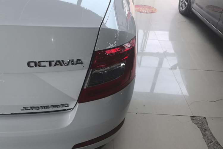 Used Skoda Octavia 2017 1.6L Automatic Smart Drive Edition Right Rear Taillight