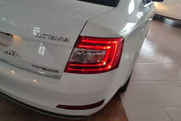 Used Skoda Octavia 2017 1.6L Automatic Smart Drive Edition Right Rear Taillight