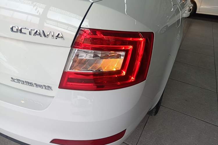 Used Skoda Octavia 2017 Classic Model 1.6L Manual Comfort Edition Right Rear Taillight