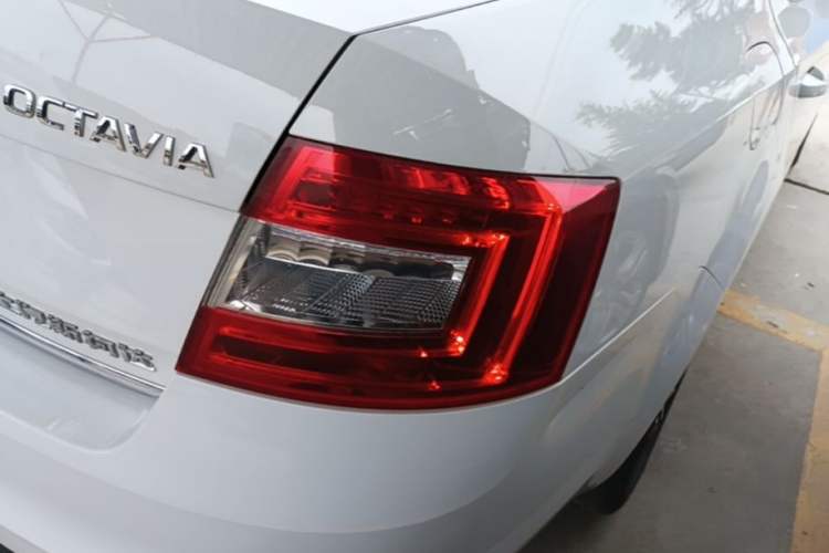 Used Skoda Octavia 2017 1.6L Automatic Smart Drive Edition Right Rear Taillight