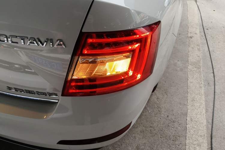 Used Skoda Octavia 2017 TSI280 DSG Smart Drive Edition Right Rear Taillight