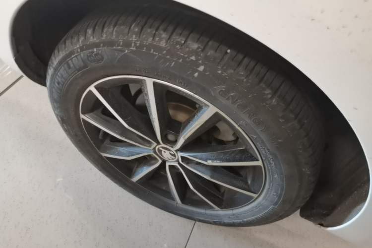 Used Skoda Octavia 2017 1.6L Automatic Smart Drive Edition Right Rear Wheel Hub