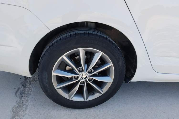 Used Skoda Octavia 2017 1.6L Manual Trend Edition Right Rear Wheel Hub