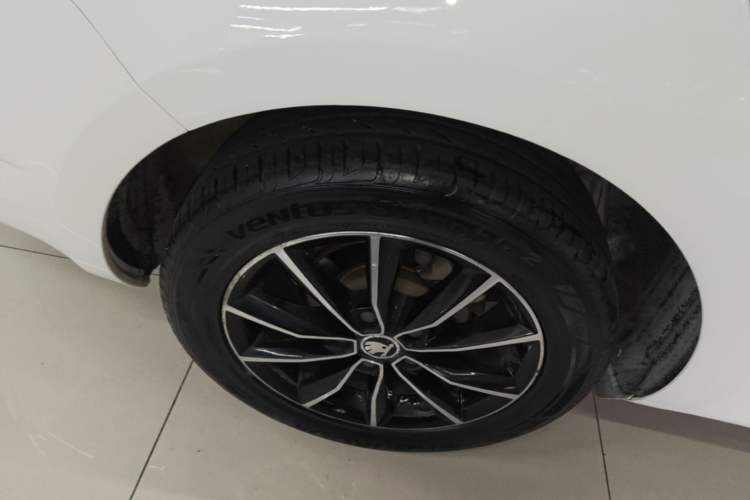 Used Skoda Octavia 2017 1.6L Manual Smart Drive Edition Right Rear Wheel Hub
