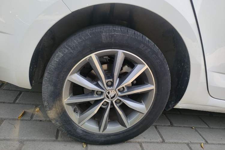 Used Skoda Octavia 2017 Classic Model 1.6L Manual Comfort Edition Right Rear Wheel Hub