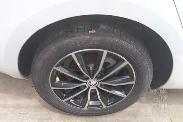 Used Skoda Octavia 2017 1.6L Automatic Smart Drive Edition Right Rear Wheel Hub