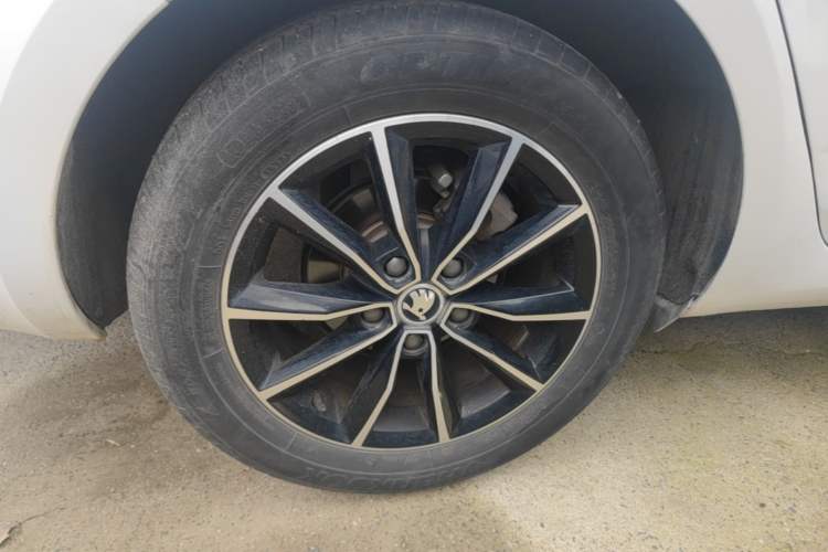 Used Skoda Octavia 2017 1.6L Automatic Smart Drive Edition Right Rear Wheel Hub