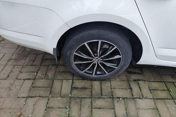 Used Skoda Octavia 2017 1.6L Automatic Smart Drive Edition Right Rear Wheel Hub