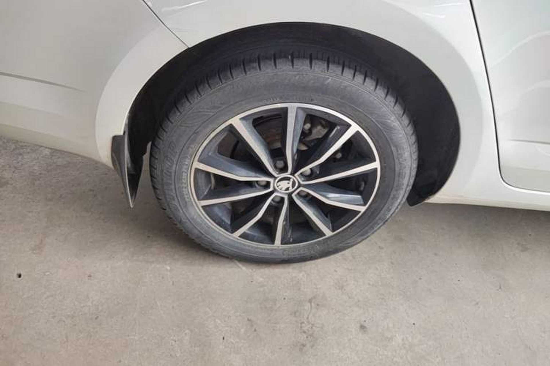 Used Skoda Octavia 2017 1.6L Automatic Smart Drive Edition Right Rear Wheel Hub
