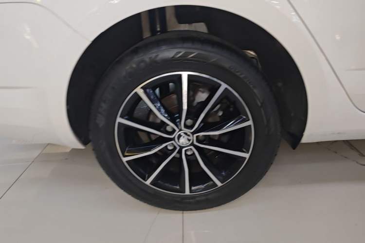 Used Skoda Octavia 2017 1.6L Automatic Smart Drive Edition Right Rear Wheel Hub