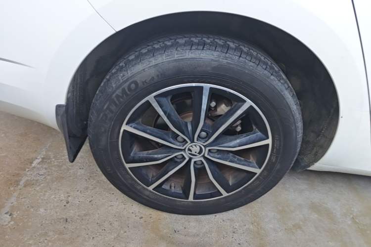 Used Skoda Octavia 2017 TSI280 DSG Smart Drive Edition Right Rear Wheel Hub