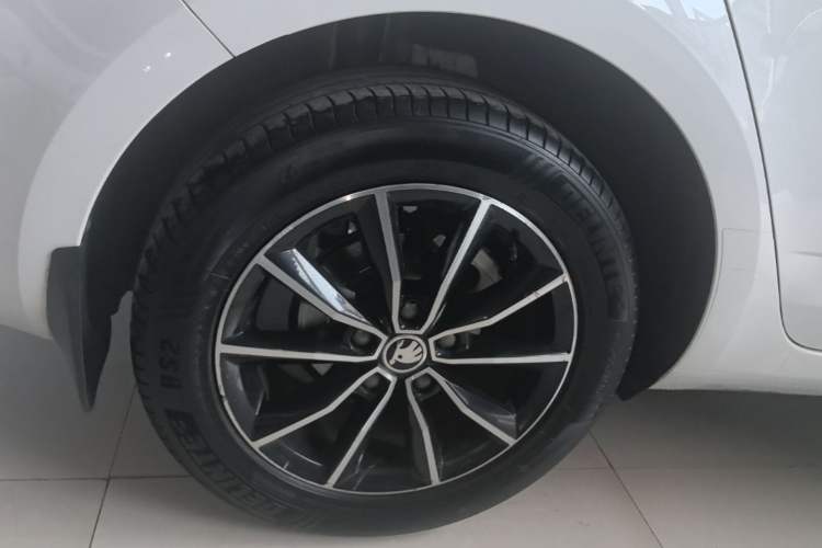 Used Skoda Octavia 2017 1.6L Automatic Smart Drive Edition Right Rear Wheel Hub