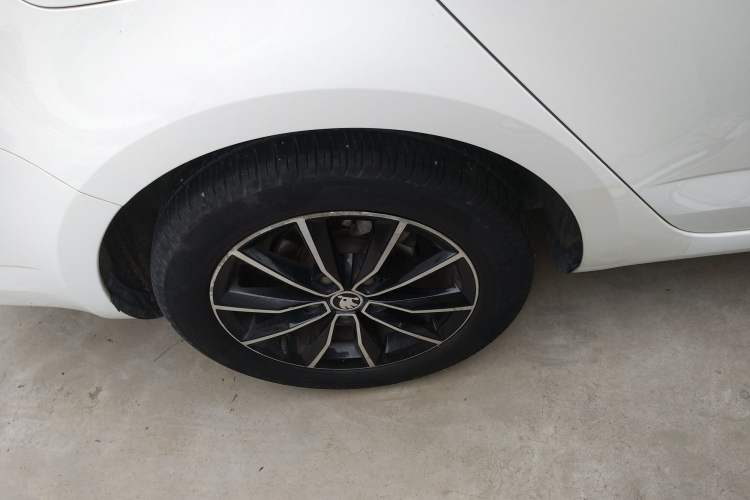 Used Skoda Octavia 2017 1.6L Automatic Smart Drive Edition Right Rear Wheel Hub