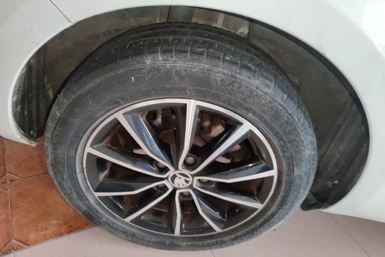 Used Skoda Octavia 2017 1.6L Automatic Smart Drive Edition Right Rear Wheel Hub