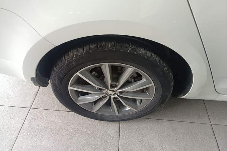 Used Skoda Octavia 2017 Classic Model 1.6L Manual Comfort Edition Right Rear Wheel Hub