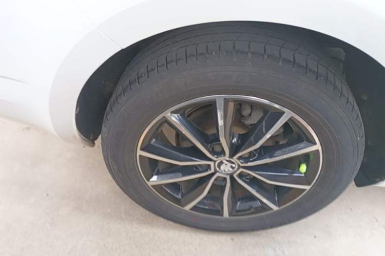 Used Skoda Octavia 2017 1.6L Automatic Smart Drive Edition Right Rear Wheel Hub