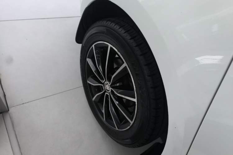 Used Skoda Octavia 2017 TSI280 DSG Smart Drive Edition Right Rear Wheel Hub