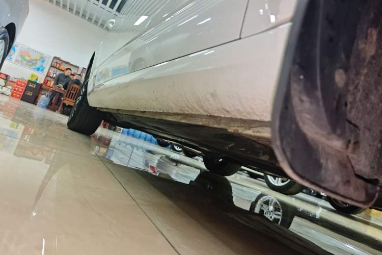 Used Skoda Octavia 2017 1.6L Automatic Smart Drive Edition Right Side Sill