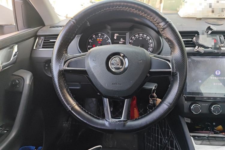 Used Skoda Octavia 2017 1.6L Manual Front-Wheel-Drive Version Steering Wheel