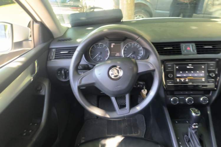 Used Skoda Octavia 2017 1.6L Automatic Front-Wheel Drive Model Steering Wheel