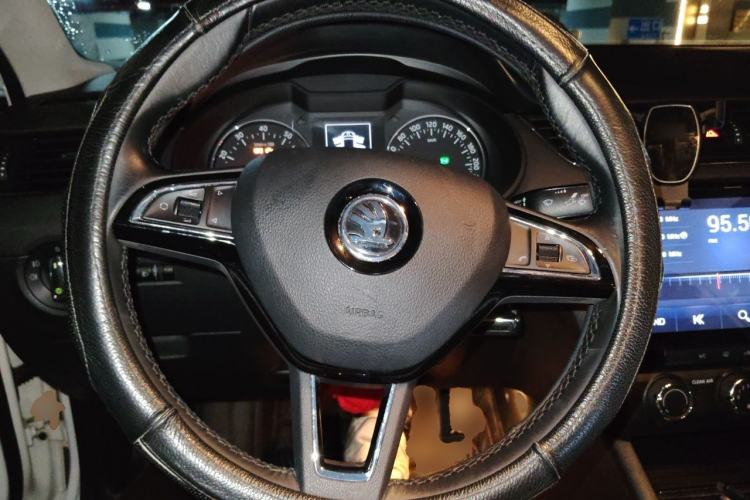 Used Skoda Octavia 2017 1.6L Automatic Smart Drive Edition Steering Wheel