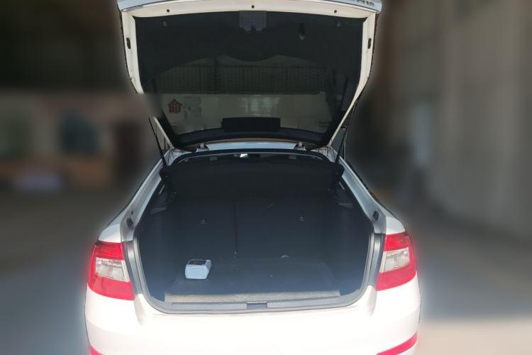 Used Skoda Octavia 2017 1.6L Automatic Smart Drive Edition Trunk