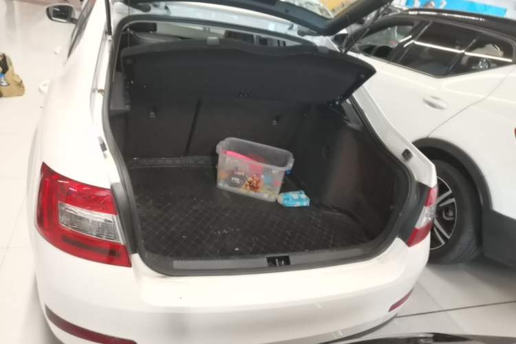 Used Skoda Octavia 2017 1.6L Automatic Smart Drive Edition Trunk