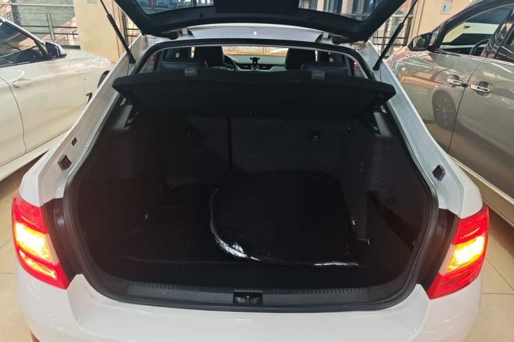 Used Skoda Octavia 2017 1.6L Automatic Smart Drive Edition Trunk