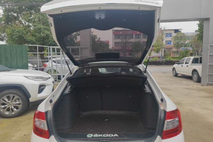 Used Skoda Octavia 2017 1.6L Automatic Smart Drive Edition Trunk