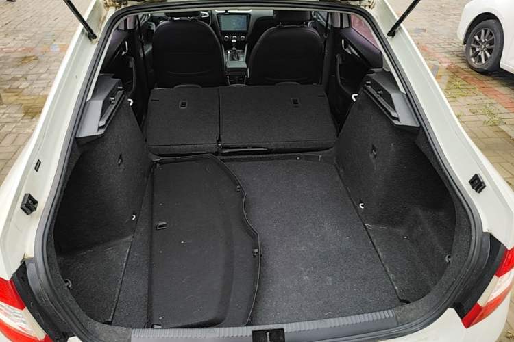 Used Skoda Octavia 2017 1.6L Automatic Smart Drive Edition Trunk