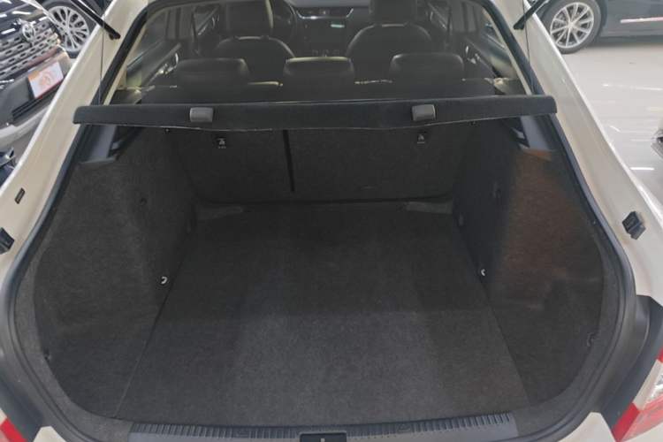 Used Skoda Octavia 2017 1.6L Automatic Smart Drive Edition Trunk