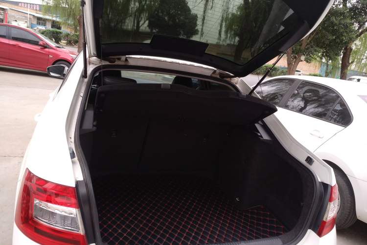 Used Skoda Octavia 2017 1.6L Automatic Smart Drive Edition Trunk