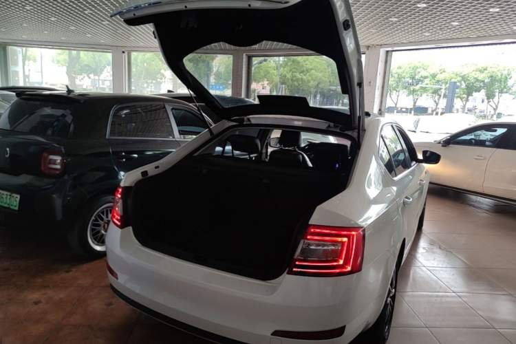 Used Skoda Octavia 2017 1.6L Automatic Smart Drive Edition Trunk