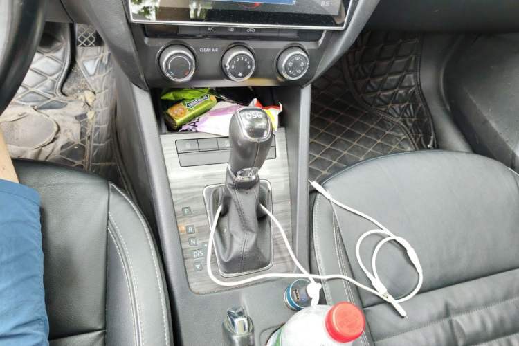 Used Skoda Octavia 2017 TSI280 DSG Smart Drive Edition Gear Lever