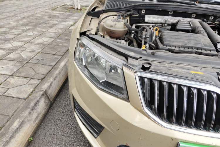Used Skoda Octavia 2017 TSI280 DSG Smart Drive Edition Right Front Headlight
